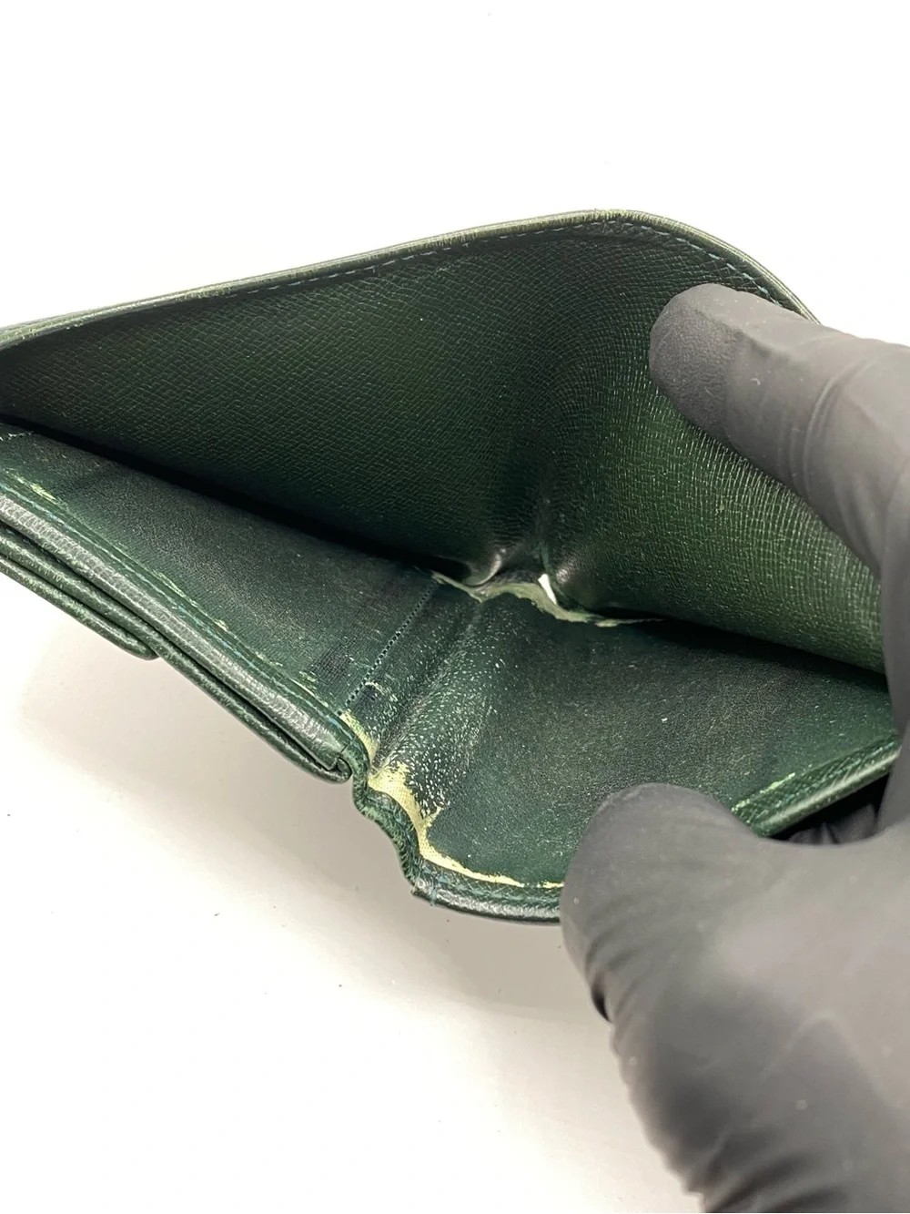 Louis Vuitton green taiga leather Porte-Documents 3 Card Folded Wallet